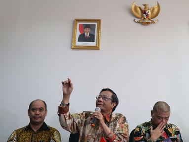 Anggota Dewan BPIP Mahfud MD (kedua kiri) memberikan keterangan kepada sejumlah media di Jakarta, Kamis (31/5). Dalam keterangannya Mahfud meluruskan soal hak keuangan yang tertuang dalam Perpres Nomor 42/2018. (Liputan6.com/Angga Yuniar)
