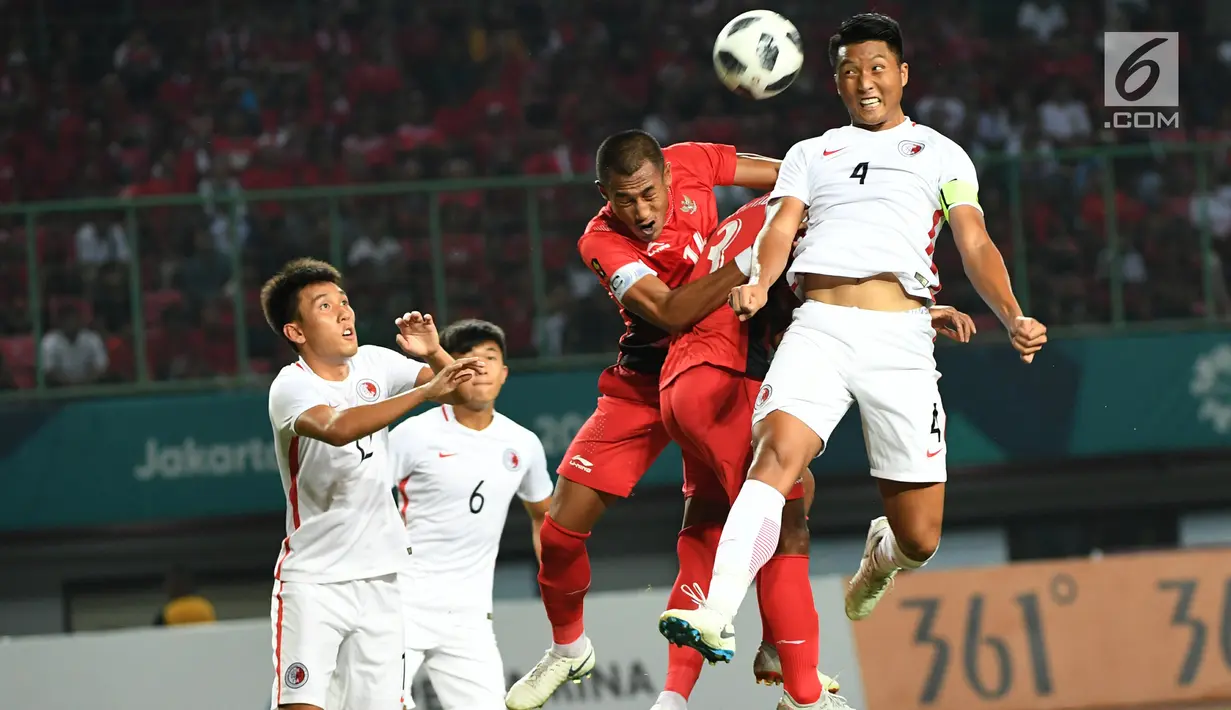 Bek Indonesia, Hansamu Yam berebut bola udara dengan pemain Hong Kong, Ming Lau pada pertandingan terakhir Grup A sepak bola Asian Games 2018 di Stadion Patriot Candrabhaga, Senin (20/8). Indonesia menang 3-1. (Kapanlagi.com/Agus Apriyanto)
