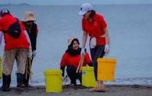FOTO: Aksi Relawan Bersih-Bersih Pantai Tanjung Pasir, Kumpulkan Sampah Ratusan Kilogram