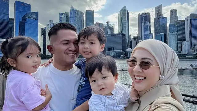 Kesha Ratuliu liburan ke Singapura bersama ketiga anaknya dan suaminya. [@kesharatuliu05]