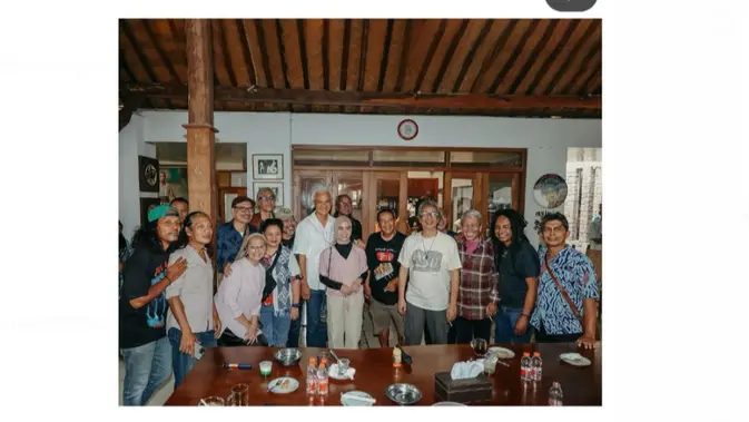 <p>Ganjar Pranowo bersama sejumlah seniman. (Foto: tangkapan layar akun Instagram Ganjar Pranowo)</p>