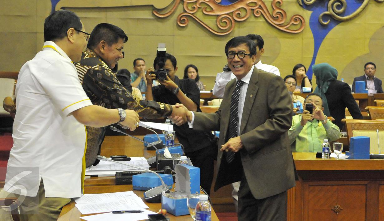 Ketua Badan Legislasi (Baleg) DPR RI Sareh Wiyono (kedua kiri) bersalaman dengan Menkumham Yasonna Laoly usai rapat terkait RUU tambahan di Prolegnas 2014-2019, di Kompleks Parlemen, Senayan, Jakarta, Selasa (16/6). (Liputan6.com/Andrian M Tunay)