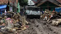 PMI mengerahkan kendaraan Hagglund di Kampung Bojong Sudika, Cimacan, Garut, Jumat (23/9). Kendaraan hagglund guna mempermudah mobilisasi sukarelawan dan proses evakuasi di tengah kawasan yang penuh lumpur akibat banjir bandang. (Liputan6.com/Johan Tallo)