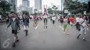 Seorang peserta mendemokan ragam olahraga rekreasi TAFISA Games 2016 salah satunya Engrang di kawasan Car Free Day Thamrin, Jakarta, Minggu (25/9). Kegiatan itu mengajak masyarakat untuk kembali mengenal permainan tradisional. (Liputan6.com/Faizal Fanani)