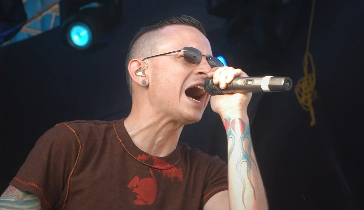 Kabar duka dari dunia musik dunia. Grup musik yang terkenal tahun 2000-an, Linkin Park baru saja kehilangan vokalisnya. Chester Bennington meninggal dunia setelah mengakhiri hidupnya. (Bambang E. Ros/Bintang.com)