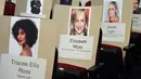 Deretan tempat duduk disertai foto para selebriti dan tamu berjejer rapi jelang perhelatan akbar Emmy Awards 2018 di Teater Microsoft, Los Angeles, Kamis (13/9). Emmy Awards ke-70 akan digelar 17 September mendatang. (KEVORK DJANSEZIAN/GETTY IMAGES/AFP)