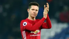 Ander Herrera meraih penghargaan Sir Matt Busby Player of the Year 2017 atau pemain terbaik Manchester United 2017 pada malam penganugerahan di Manchester, Kamis (18/5/2017). (EPA/Tim Keeton)