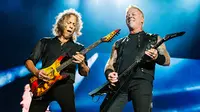 Gitaris Metallica Kirk Hammett (kiri) dan Vokalis James Hetfield saat tampil di Festival d'ete de Quebec di Quebec City, Kanada (14/7). Ribuan penonton terhibur dengan aksi panggung band metal tersebut. (Photo by Amy Harris/Invision/AP)
