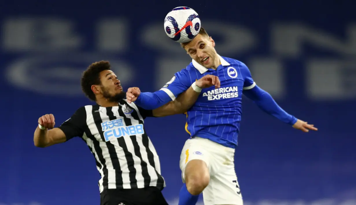 Bek Brighton and Hove Albion, Joel Veltman (kanan) berduel udara dengan striker Newcastle United, Joelinton dalam laga lanjutan Liga Inggris 2020/2021 pekan ke-29 di Falmer Stadium, Brighton, Sabtu (20/3/2021). Brighton menang 3-0 atas Newcastle United. (AP/Clive Rose/Pool)