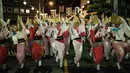 Sejumlah penari tampil di jalan Ikeda saat festival Awa Odori di Kota Miyoshi, Jepang (16/8). Para penari Awa Odori datang dari berbagai kalangan. (AFP Photo/Yasuyoshi Chiba)