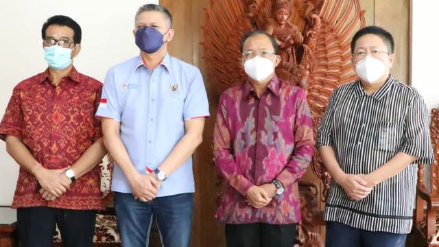 Gubernur Bali I Wayan Koster (dua dari kanan)