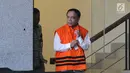 Gubernur Aceh Irwandi Yusuf usai menjalani pemeriksaan di Gedung KPK, Jakarta, Jumat (6/7). Irwandi tampak mengenakan seragam tahanan KPK berwarna oranye. (Merdeka.com/Dwi Narwoko)