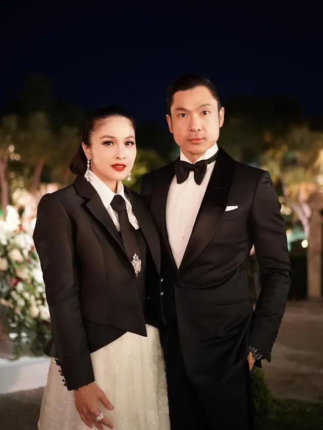 9 Potret Keren Sandra Dewi Dan Suami Hadiri Pernikahan Di Paris