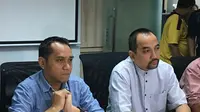 CEO PT Liga Indonesia Baru, Risha Adi Wijaya (kanan), dan COO PT LIB, Tigorshalom Boboy, pada konferensi pers Jumat (4/1/2019). (Bola.com/Benediktus Gerendo Pradigdo)