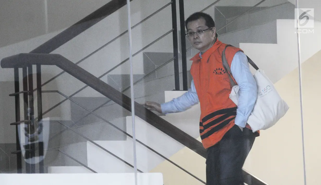 CEO PT Binasawit Abadi Pratama wilayah Kalimantan Tengah, Willy Agung Adipradhana menaiki tangga gedung KPK, Jakarta, Jumat (21/12). Willy diperiksa sebagai tersangka dugaan suap limbah sawit di Danau Sembuluh, Kalteng. (Merdeka.com/Dwi Narwoko)