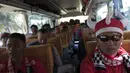 Sejumlah pendukung Bali United berada di dalam bis saat perjalanan menuju Stadion Kanjuruhan, Malang, Sabtu (19/9/2015). (Bola.com/Vitalis Yogi Trisna)