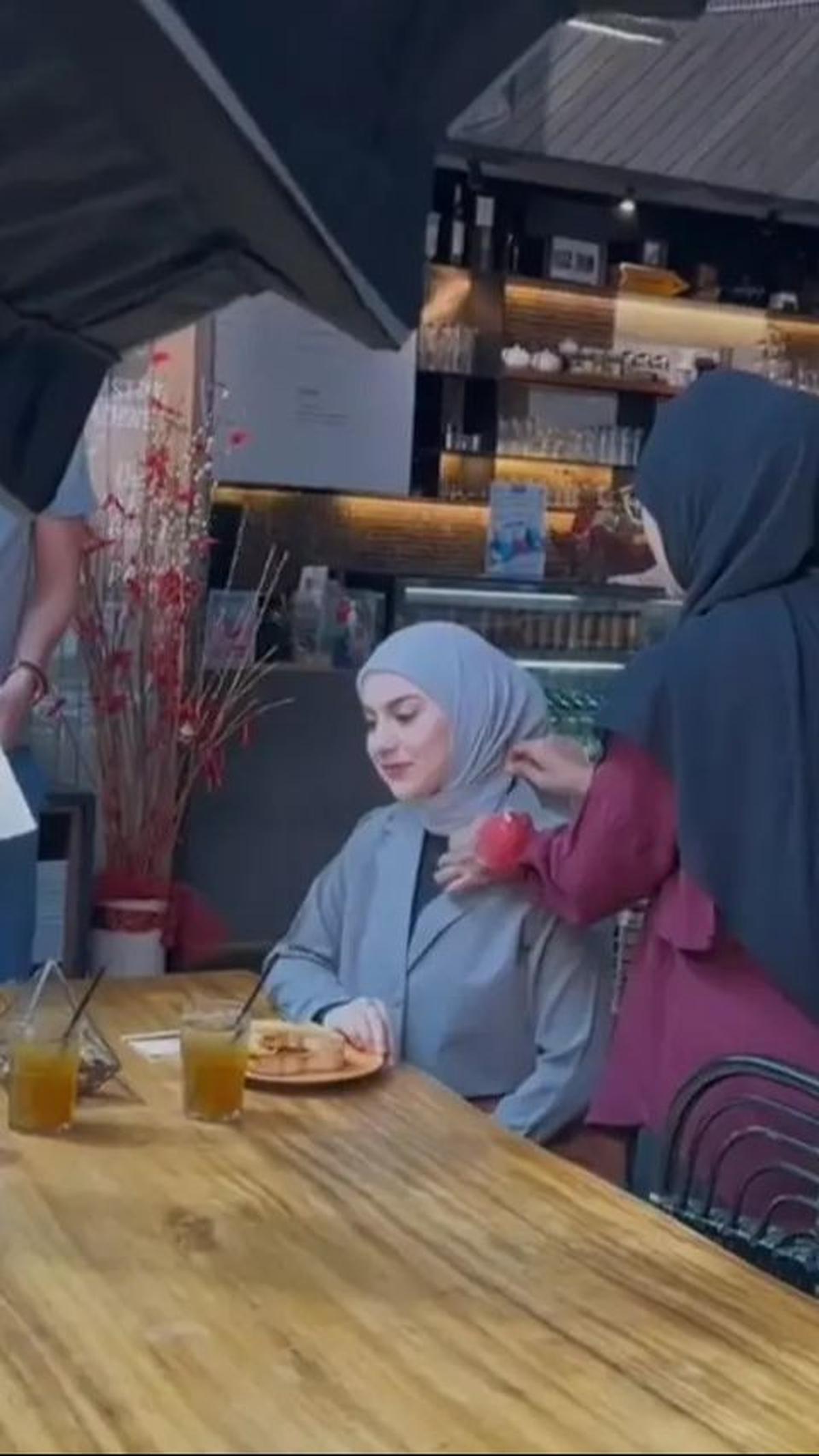 Ia terlihat sudah menjadi single mom, mengingat Irish Bella sudah hampir satu tahun tak mengunggah potret kebersamaan bareng Ammar Zoni.