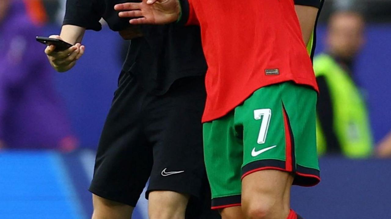 Menurut pelatih Portugal,  Roberto Martinez menyebut aksi penyusup yang memburu Ronaldo itu bisa saja menyimpan potensi bahaya jika mereka memiliki niat yang tidak baik selain untuk berfoto bersama.