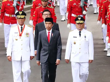 Presiden Joko Widodo (tengah), Gubernur DIY Sri Sultan Hamengku Buwono X (kiri) dan Wakil Gubernur DIY, KGPAA Paku Alam IX (kanan) kirab menuju Istana Negara, Jakarta, Selasa (10/10). (Liputan6.com/Angga Yuniar)