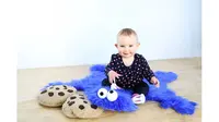 Penggemar Cookie Monster? Coba manjakan buah hati dengan membuat karpet dan bantal yang menyerupainya.