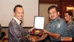 Citizen6, Jakarta: Pangkolinlamil Laksamana Muda TNI S.M. Darojatim menerima kunjungan kerja anggota Komisi I DPR RI, di Gedung Laut Nusantara, Mako Kolinlamil, Tanjung priok, Jakarta Utara, Rabu (31/10). (Pengirim: Dispenkolinlamil). 