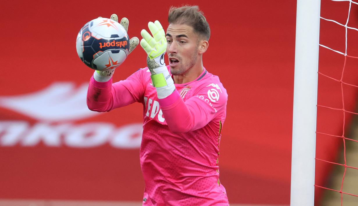 Benjamin Lecomte. Kiper milik AS Monaco berusia 30 tahun ini dipinjamkan ke Atletico Madrid pada awal musim 2021/2022. Nyatanya, ia sama sekali belum pernah dimainkan musim ini dan sulit menggeser posisi Jan Oblak yang masih tampil perkasa sebagai kiper utama. (AFP/Valery Hache)