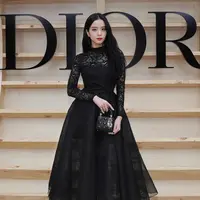 Jisoo BLACKPINK tampil elegan kenakan gaun hitam berenda di Dior Fall 2022 Fashion Show. (Instagram/dior).
 