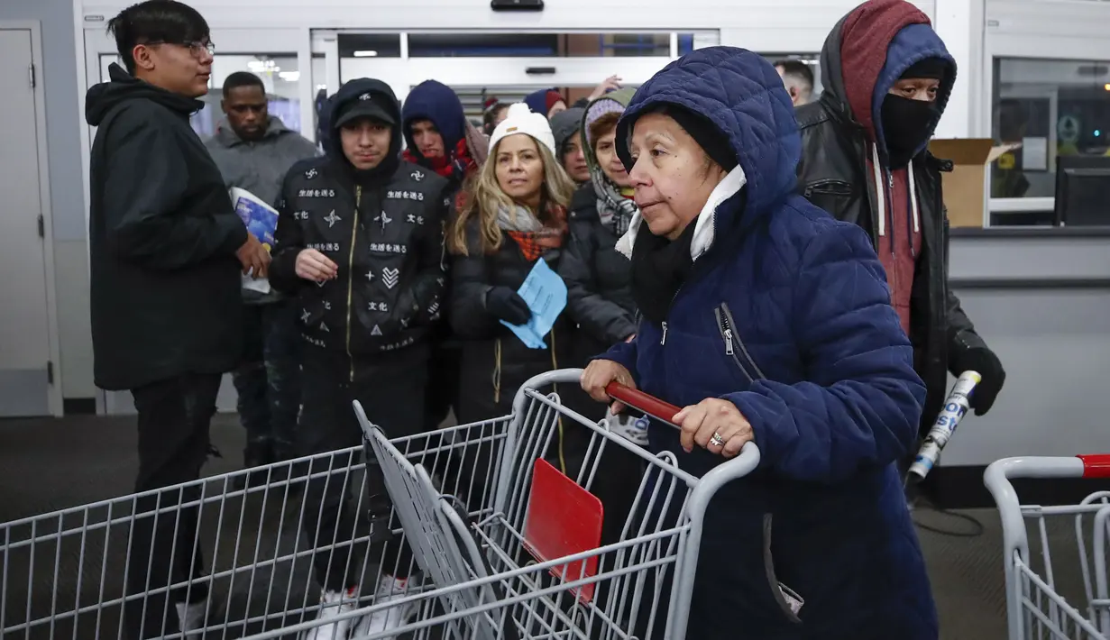 Pembeli memasuki toko Best Buy Inc. saat acara penjualan Black Friday di Chicago, Illinois, Kamis (28/11/2019). Selama Black Friday yang dimulai sejak tahun 1960-an, warga Amerika merayakan tradisi dengan belanja dan berburu diskon-besaran. (Kamil Krzaczynski/Getty Images/AFP)