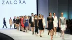 Sejumlah model memperagakan busana rancangan Zalora  pada ajang Indonesia Fashion Week 2015 di JCC Senayan, Jakarta, Kamis (26/2/15). (Liputan6.com/Panji Diksana)