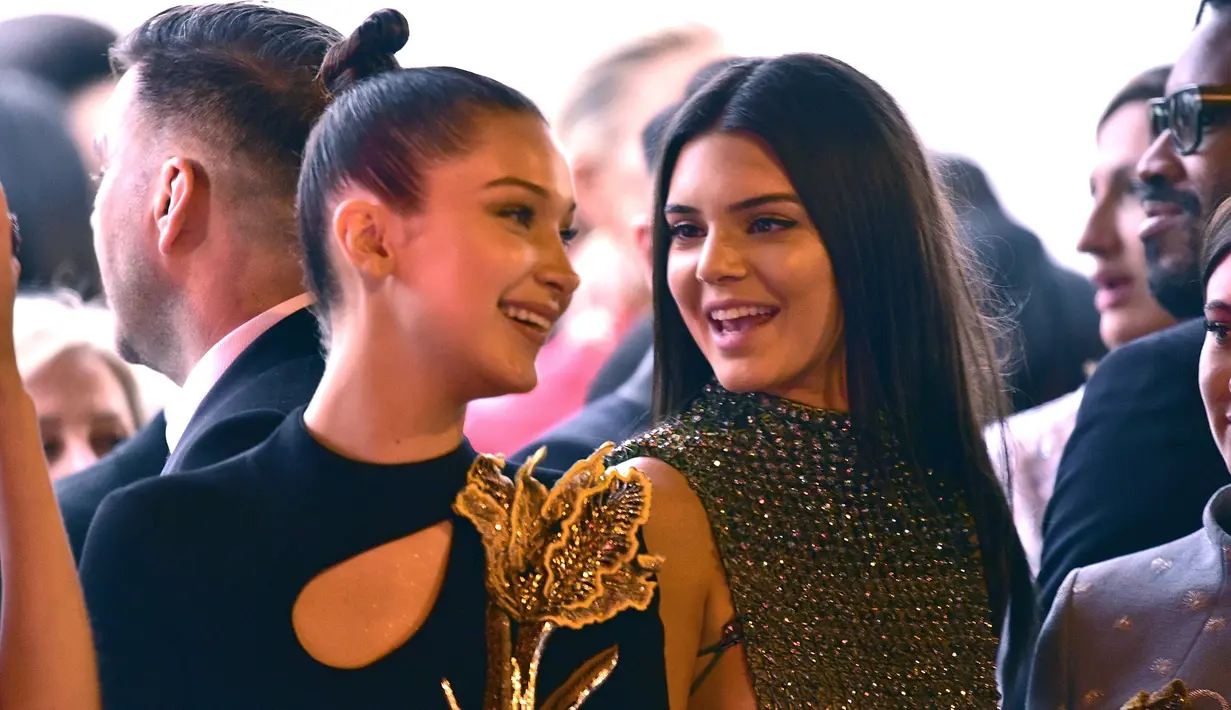 Tak hanya itu, sumber mengatakan bahwa Bella Hadid sangat mendukung hubungan Kendall dan juga Anwar. (GettyImages - Teen Vogue)