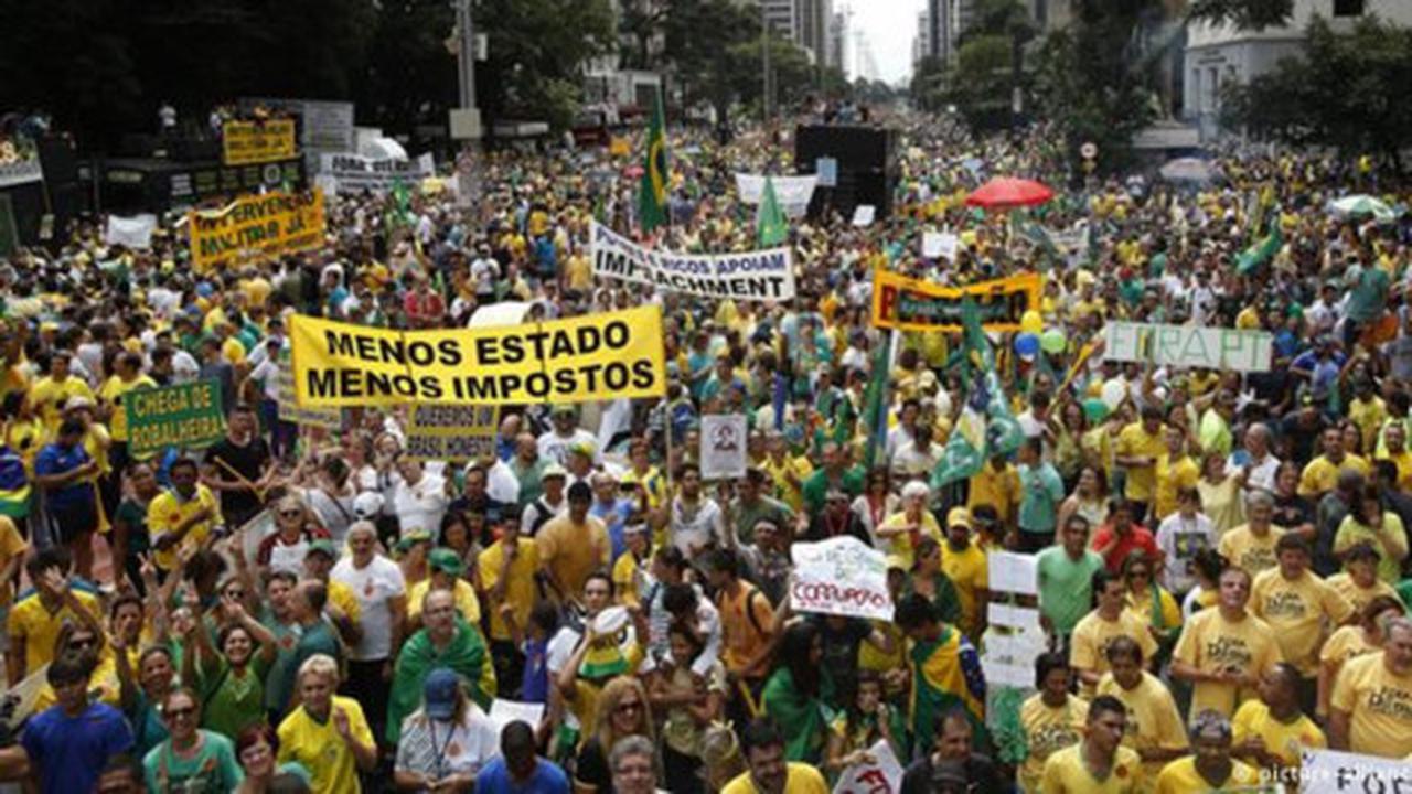 Ribuan orang turun ke jalan minta Presiden Brasil Rousseff mundur