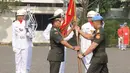 Panglima TNI Jenderal TNI Dr. Moeldoko memberikan Panji Kesatuan kepada Mayjen TNI Andika Perkasa, Markas Komando Paspampres, Jakpus, Rabu (22/10/2014) (Dok.Puspen TNI)