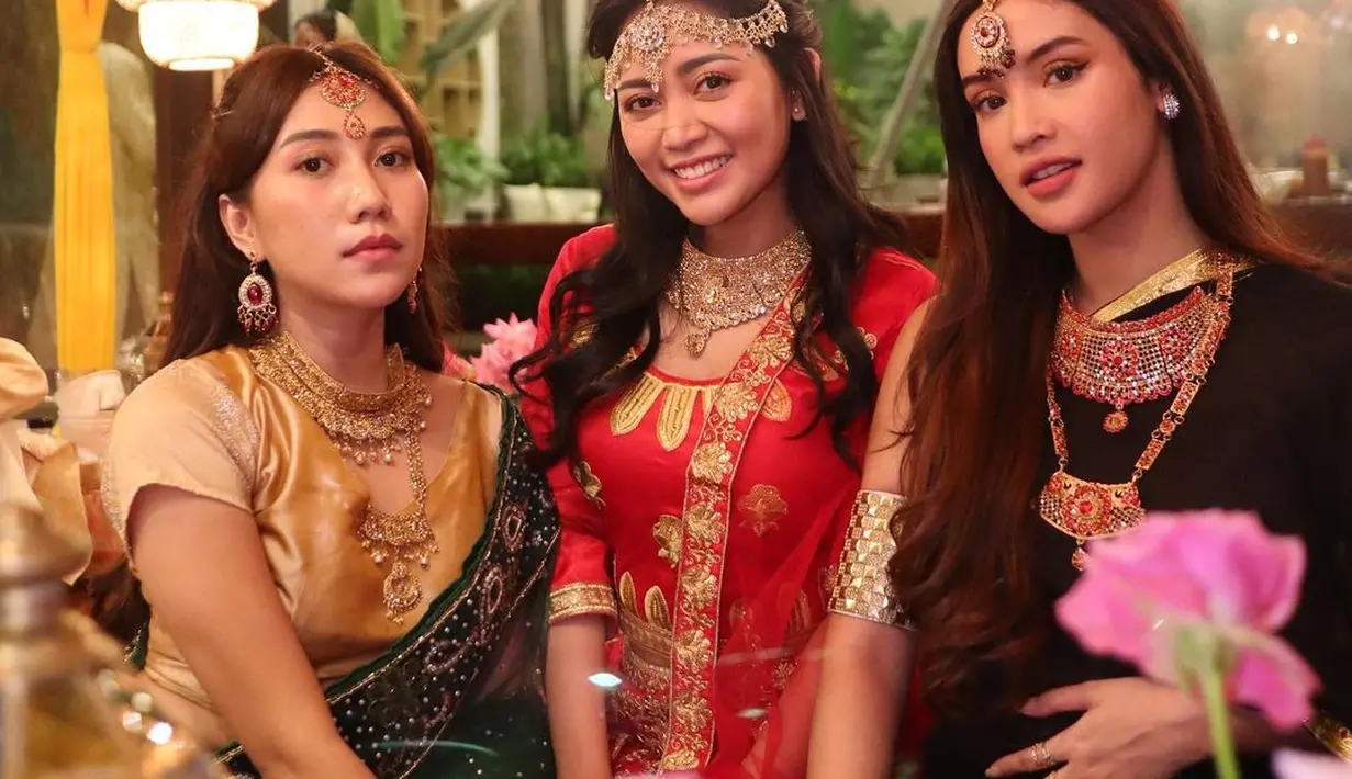 Untuk acara buka bersama ini, Rachel memang sengaja mengadakannya di rumah. Menyesuaikan dengan tema, ia juga menghias rumah sehingga terlihat makin cantik. (Instagram @adeleeta)