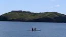 Sejumlah warga menikmati kegiatan berperahu di dekat Pulau Ventotene, Lazio, Italia, Minggu (14/6/2020). Pulau Ventotene merupakan salah satu dari Kepulauan Pontine di Italia dan merupakan sisa-sisa dari sebuah gunung api purba. (Xinhua/Alberto Lingria)