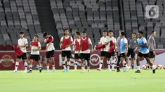 Pemain Timnas Indonesia U-22 bersiap melakukan sesi latihan resmi jelang International Friendly Match melawan Lebanon di Stadion Utama Gelora Bung Karno, Jakarta, Kamis (13/4/2023). (Liputan6.com/Helmi Fithriansyah)