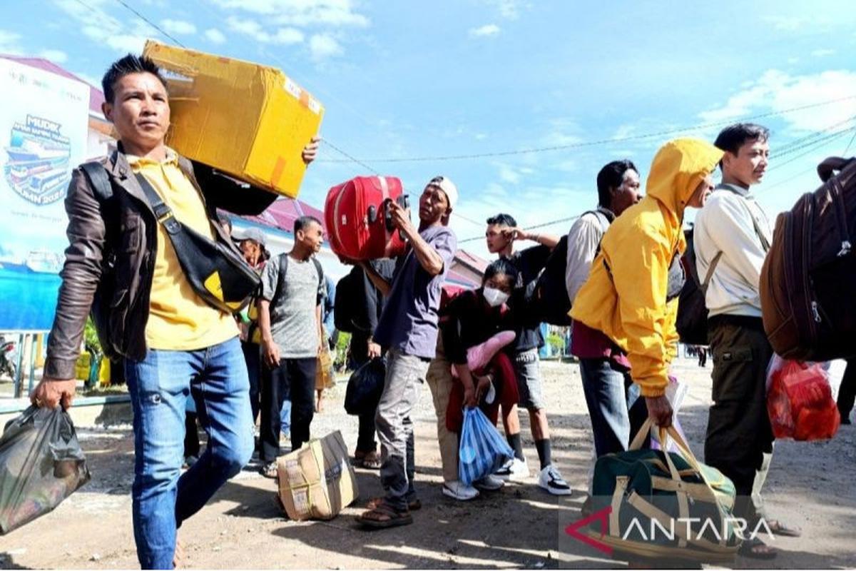 Ribuan Pemudik Padati Pelabuhan Sampit, Kalimantan Tengah