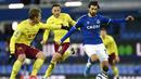 Pemain Everton, Andre Gomes, berusaha melewati pemain pemain Burnley, Matej Vydral, pada laga Liga Inggris di Stadion Goodison Park, Sabtu (13/3/2021). Burnley menang dengan skor 2-1. (Gareth Copley/Pool via AP)