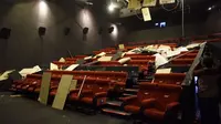 Plafon bioskop mal di Medan ambruk akibat gempa Deli Serdang. (Liputan6.com/Reza Perdana)