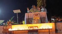 Ratusan Orang Muda Katolik (OMK) Katedral Maumere menggelar misa requem untuk mendoakan arwah Paus Fransiskus di Taman Doa Kristus Raja Maumere (Liputan6.com/Ola Keda)