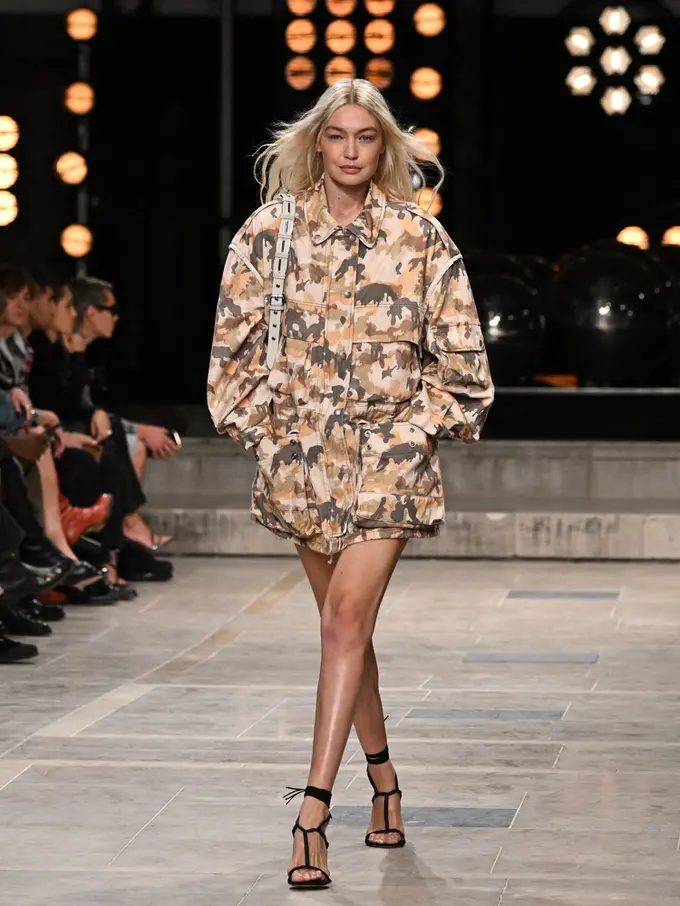Gaya Gigi Hadid di Paris Fashion Week, Tampil Seksi dan Bernuansa Militer