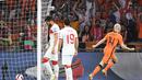 Gelandang Belanda, Davy Klaassen (kanan) berselebrasi usai mencetak gol ke gawang Turki pada kualifikasi Grup G Piala Dunia Qatar 2022 di stadion Johan Cruijff Arena di Amsterdam (8/9/2021). Kemenangan ini membawa Belanda ke puncak klasemen Grup G dengan 13 angka.  (AFP/John Thys)