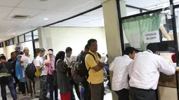 Warga antre mengurus pembayaran pajak kendaraan di Ditlantas Polda Metro Jaya, Jakarta, Senin (31/7). Pemutihan denda pajak tersebut diberlakukan sejak 19 Juli lalu hingga 31 Agustus 2017. (Liputan6.com/Immanuel Antonius)