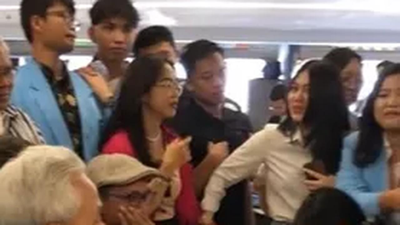 Orang Lain Sibuk Berebut Minta Foto, Wanita Ini Justru ‘Tak Peduli’ Tetap Habiskan Makanannya di Depan Bacapres Ganteng