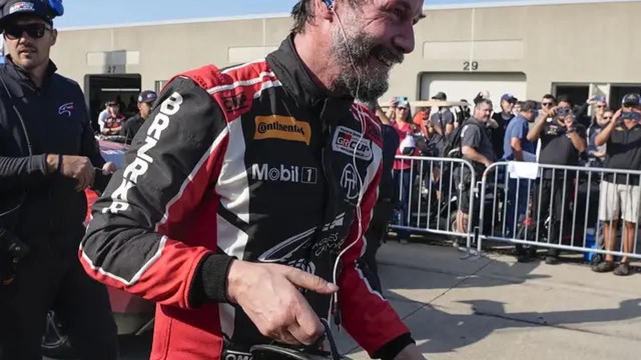 Keanu Reeves Lebarkan Sayap Jadi Pembalap Mobil Profesional di Balapan Toyota GR Cup