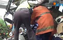 VIDEO: Momen Dramatis Evakuasi Sopir Bus TransJakarta Terjepit Akibat Kecelakaan