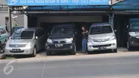 Seorang pria saat tengah berdiri di depan showroom penjualan mobil bekas di kawasan Depok, Rabu (1/7/2015). Menjelang Lebaran, tingkat penjualan mobil bekas hanya meningkat sekitar 10-15%. (Liputan6.com/Herman Zakharia)