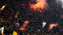 Sejumlah suporter AS Roma menyalakan suar saat mendukung timnya pada laga lanjutan Liga Italia 2023/2024 melawan Cagliari di Olympic Stadium, Roma, Italia, Selasa (06/02/2024) dini hari WIB. (AP Photo/Andrew Medichini)
