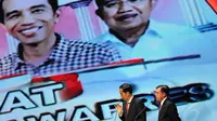 Capres nomor urut 2, Jokowi yang mengenakan jas hitam memaparkan visi dan misinya di debat capres-cawapres dengan tema "Pembangunan Demokrasi, Pemerintahan yang Bersih, dan Kepastian Hukum", Jakarta, Senin (9/6/14). (Liputan6.com/Faisal R Syam)