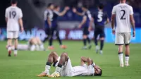 Ekspresi pemain belakang Timnas Indonesia, Yance Sayuri (tengah) usai pertandingan putaran ketiga Kualifikasi Piala Dunia 2026 zona Asia grup C melawan Jepang di Stadion Panasonic Suita, Osaka, Selasa (10/6/2025). (PAUL MILLER/AFP)