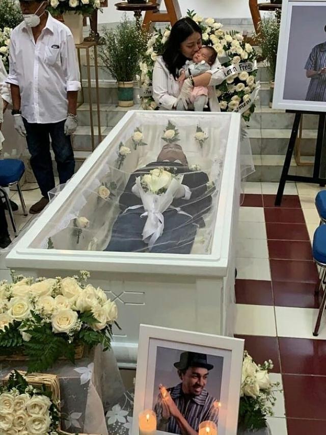 6 Potret Ketegaran Mutia Ayu Saat Melepas Kepergiaan Jenazah Glenn Fredly